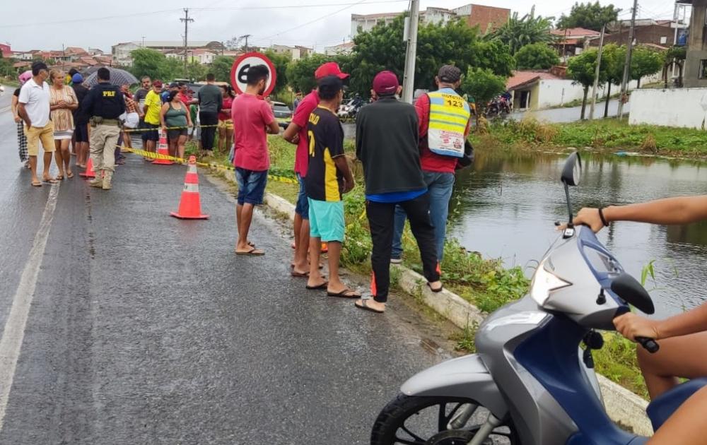 Homem é encontrado morto dentro de um pequeno açude