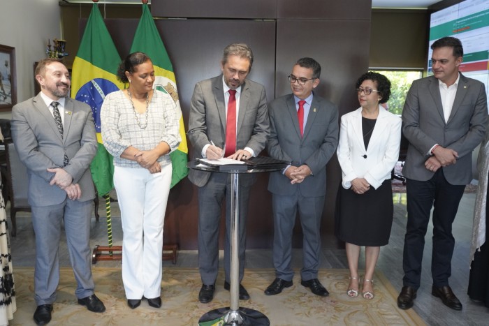 Universidade Regional do Cariri (Urca): professores Carlos Kleber e Socorro Vieira são nomeados como reitor e vice-reitora