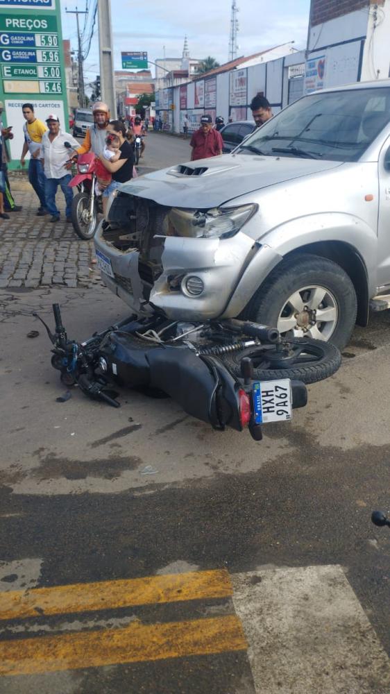 Acidente envolve carro e moto na Rua Padre Antonio Correia de Sá