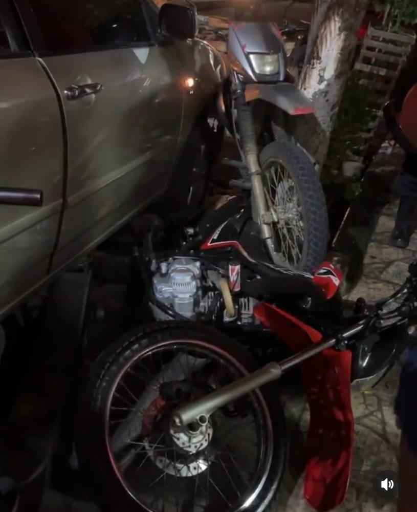 Mulher perde o controle do veículo e colide em motos que estavam estacionadas