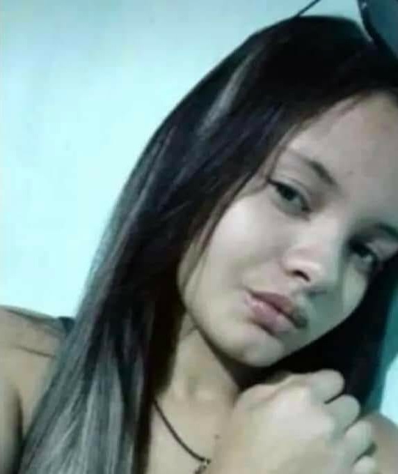 Jovem é morta com vários tiros na sua residência