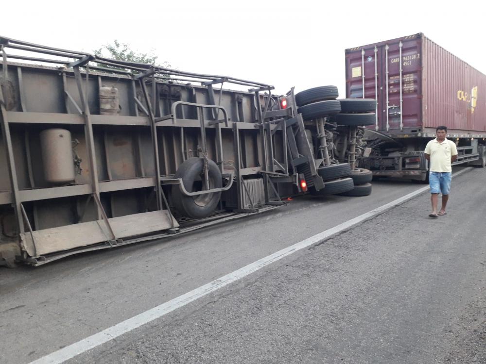 Acidente com carreta dificultou tráfego na BR-020, em Tauá