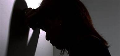 Mulher denuncia marido por mantê-la junto com os filhos em cárcere privado.