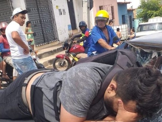 Acidente de trânsito deixa duas pessoas feridas