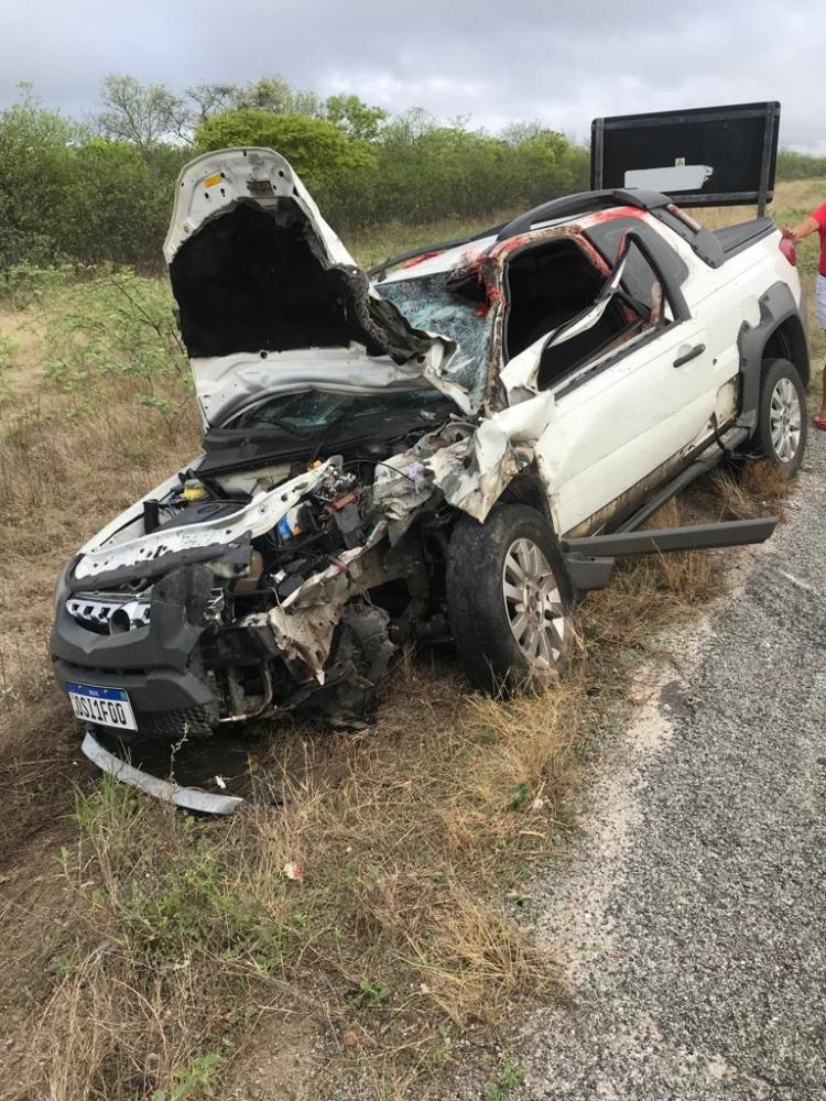 Acidente entre carro e moto deixa um morto na CE que liga Quixeramobim a Madalena