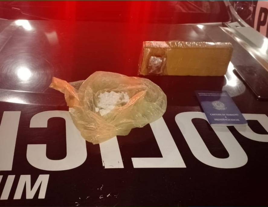 Jovem é presa dentro de um ônibus ao portar drogas
