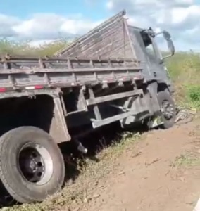 Motociclista morre após colidir em um caminhão