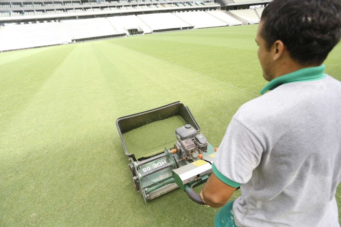 Trabalho de manutenção do gramado do Castelão é intensificado com pausa para data Fifa