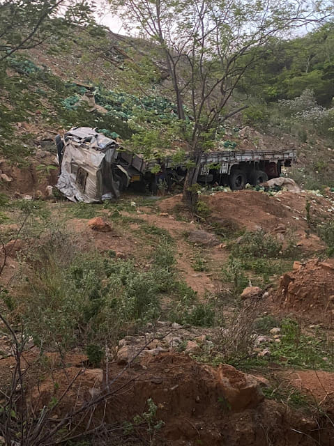 Caminhão carregado com repolho capota na CE-351