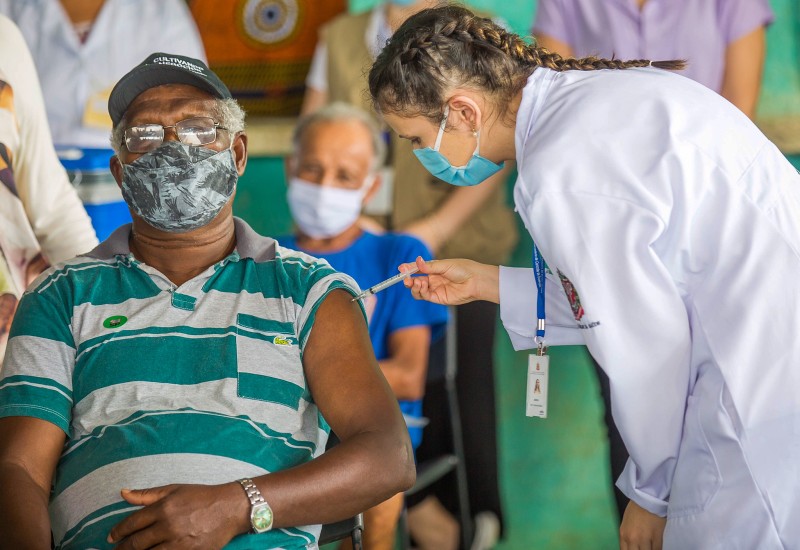 Vacinas contra a Covid-19 salvaram até 63 mil idosos no início da campanha no Brasil