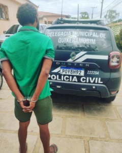 Homem agride esposa na calçada da Delegacia