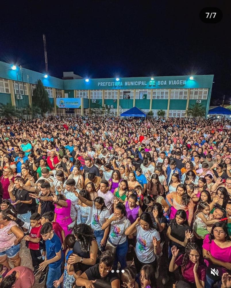 Show com Isaias Saad atrai uma multidão em Praça Pública