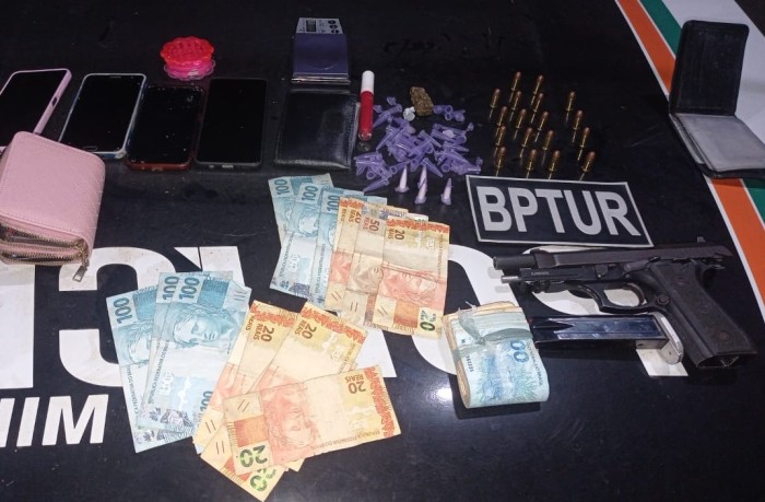 PMCE captura cinco pessoas e apreende arma de fogo e drogas em Cruz