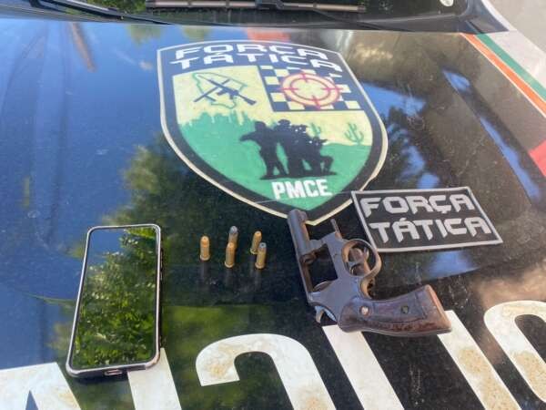 PMCE prende suspeito de roubo, apreende arma e recupera veículo no bairro Pici