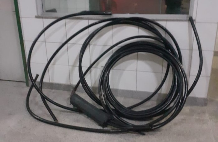 Dupla é presa em flagrante pela PMCE por furto de fios no Henrique Jorge