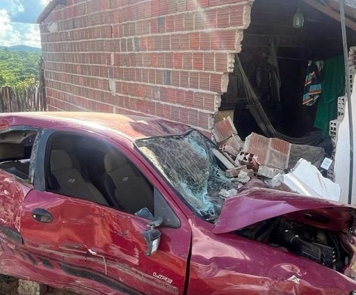 Motorista perde a direção do veículo e colide em uma casa