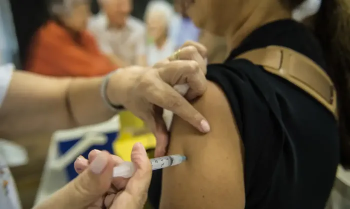 Rio inicia vacinação contra gripe em grupos prioritários