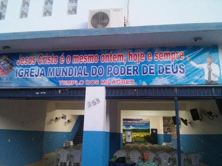 Homem invade igreja e agride Pastor