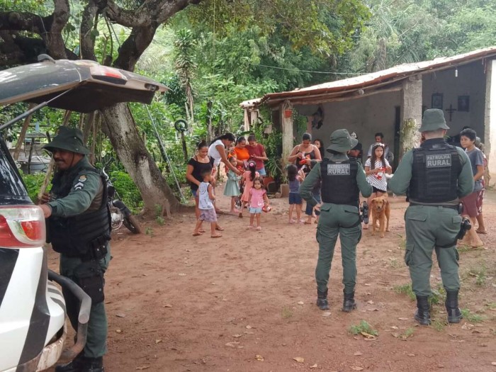Patrulha Rural da PMCE realiza entrega de lembrancinhas para crianças da zona rural de Tianguá no domingo de Páscoa