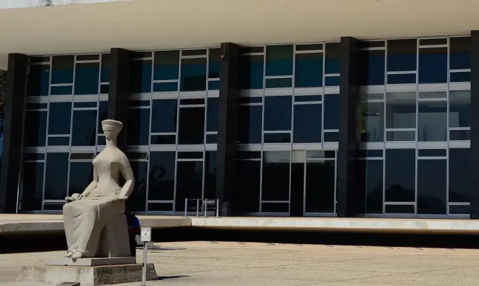 STF tem cinco votos contra “poder moderador” das Forças Armadas
