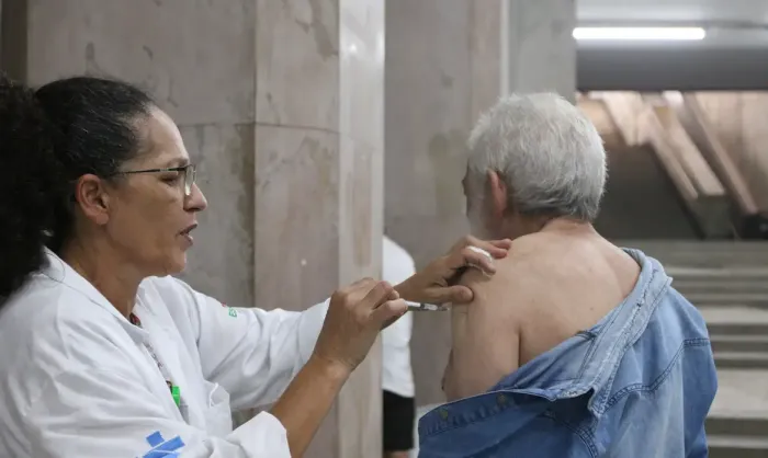 RJ: casos de covid-19 registram queda; atendimento por gripe aumenta
