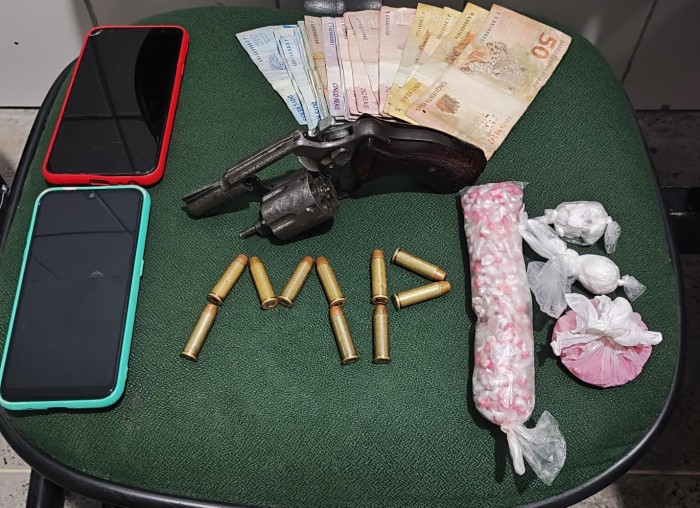 Quatro pessoas são presas pela PMCE em posse de drogas e arma na Capital