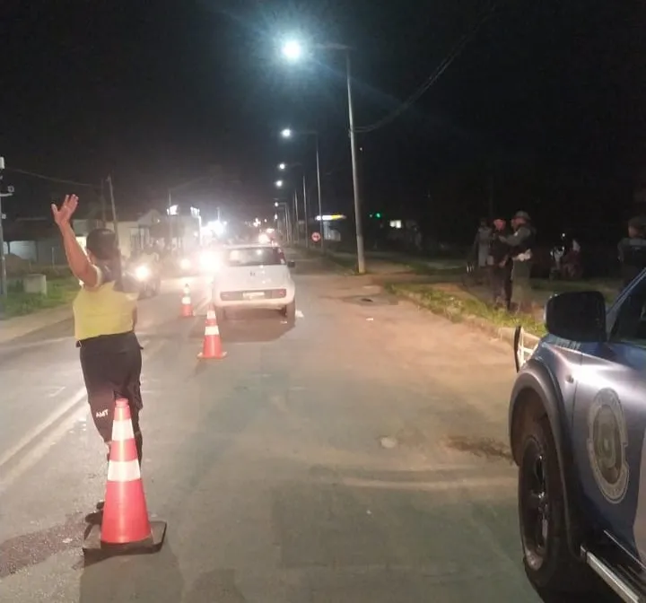 Motorista fica desacordado após colidir em caminhão-reboque na PRE