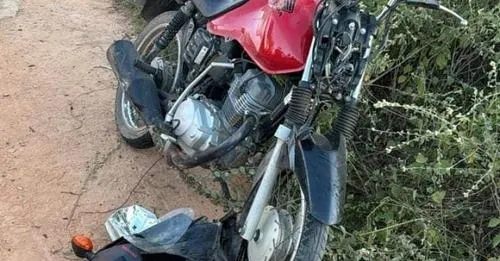 Colisão entre moto e carro da Paróquia de Aiuaba deixa mulher ferida