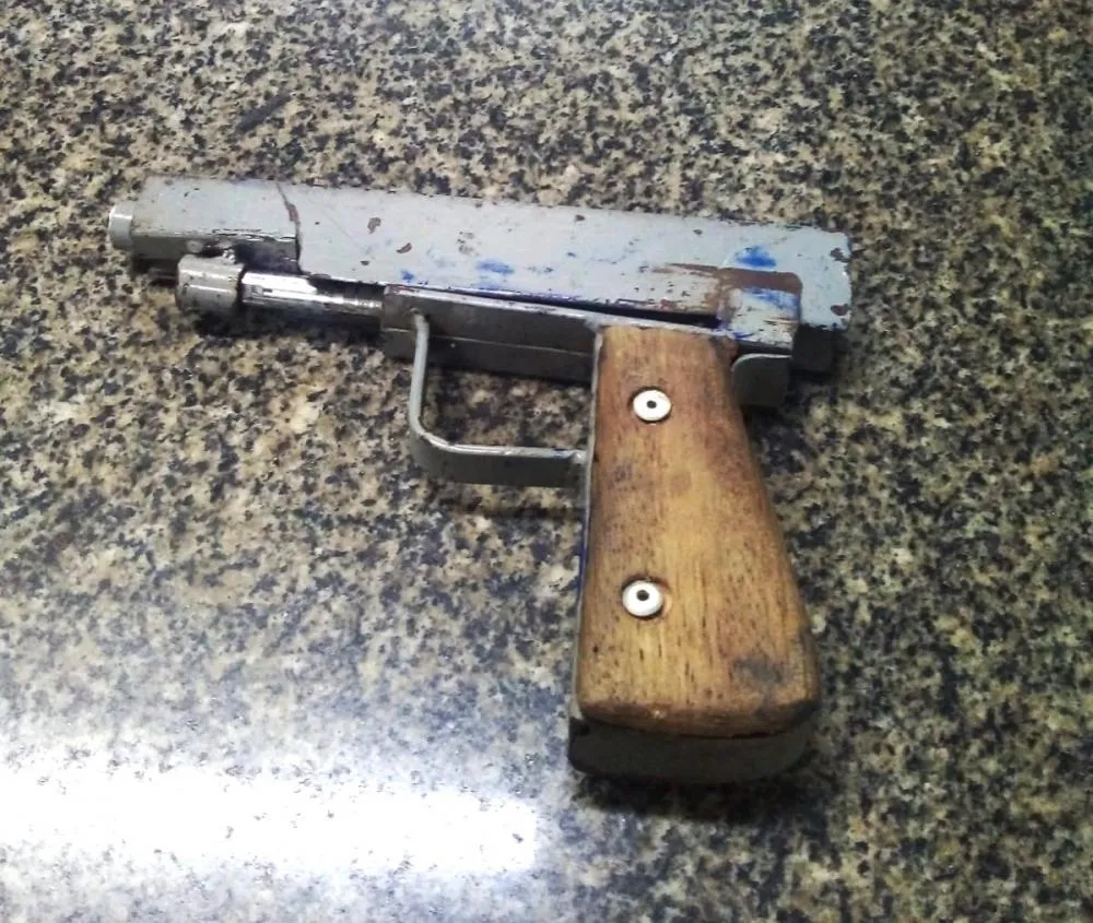 Criança de 8 anos ameaça colega de aula com pistola artesanal