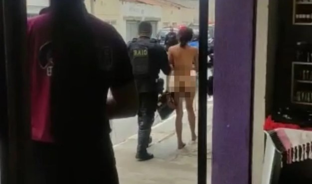 Mulher é flagrada furtando e tira roupa durante abordagem policial 