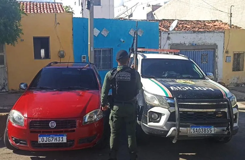 Força Tática apreende veículo com restrição na BR-020
