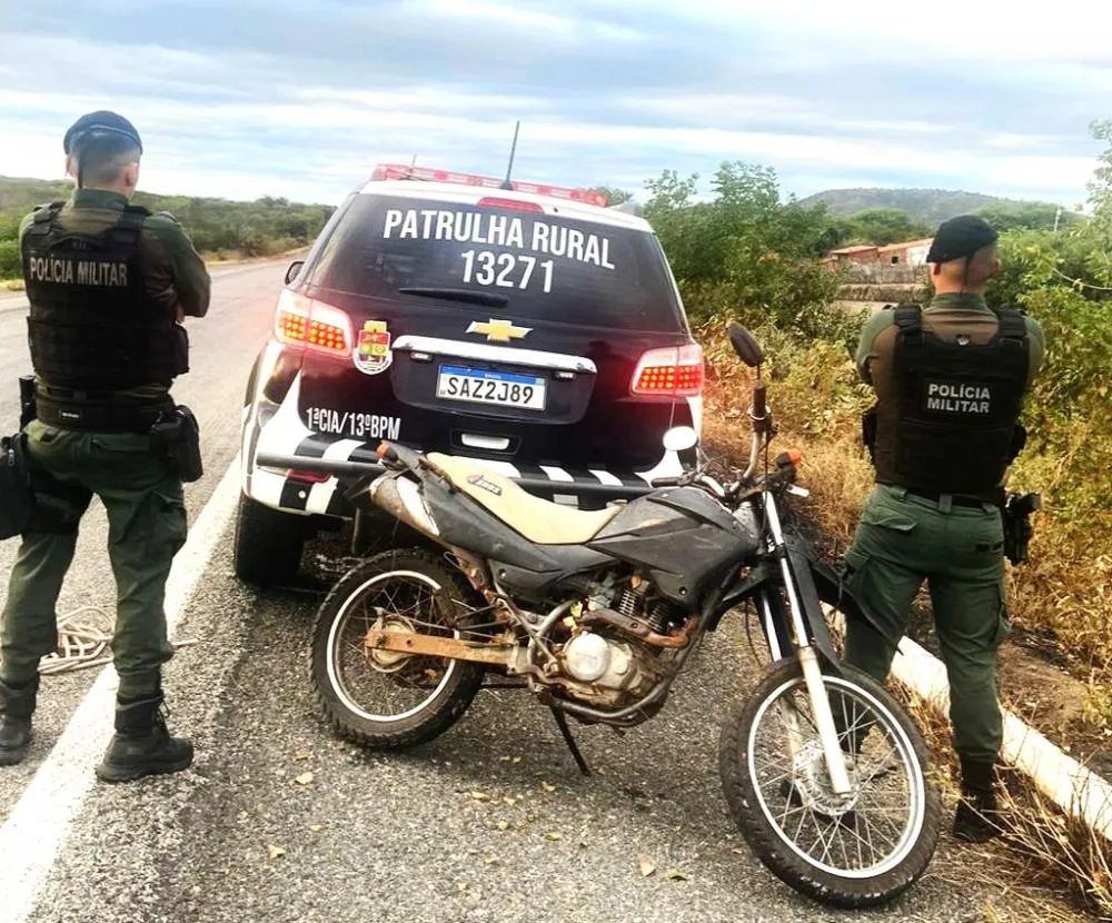 Moto com queixa de roubo é interceptada por policiais deste município