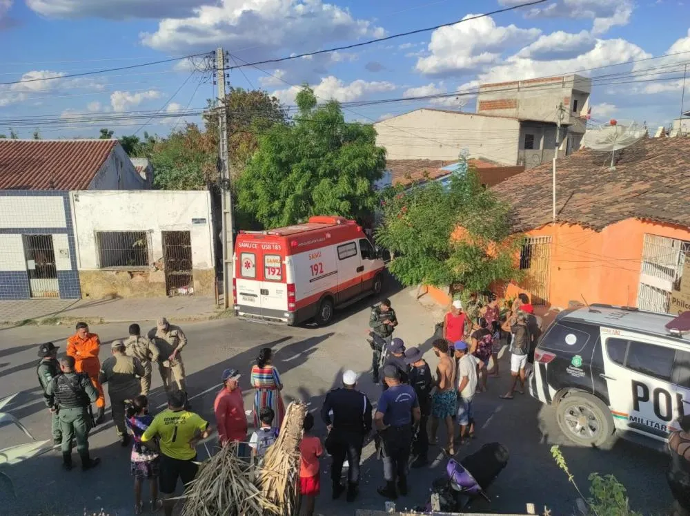 Colisão entre duas motos deixa pessoas feridas