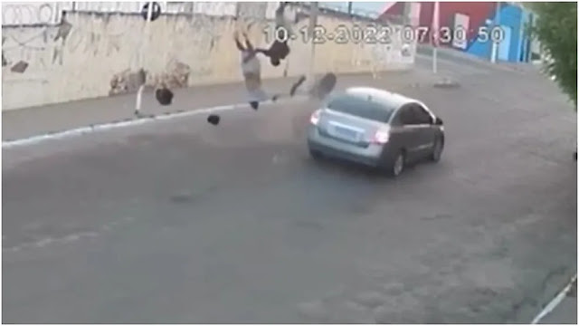 Motorista embriagado invade contramão, colide com uma moto