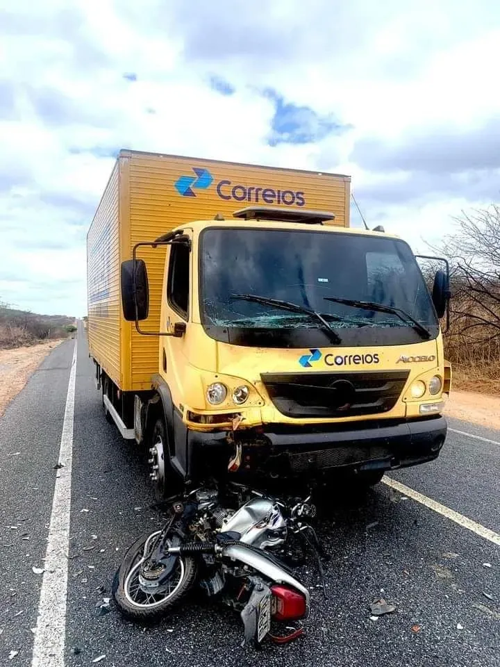 Colisão entre caminhão e moto termina com vítima fatal