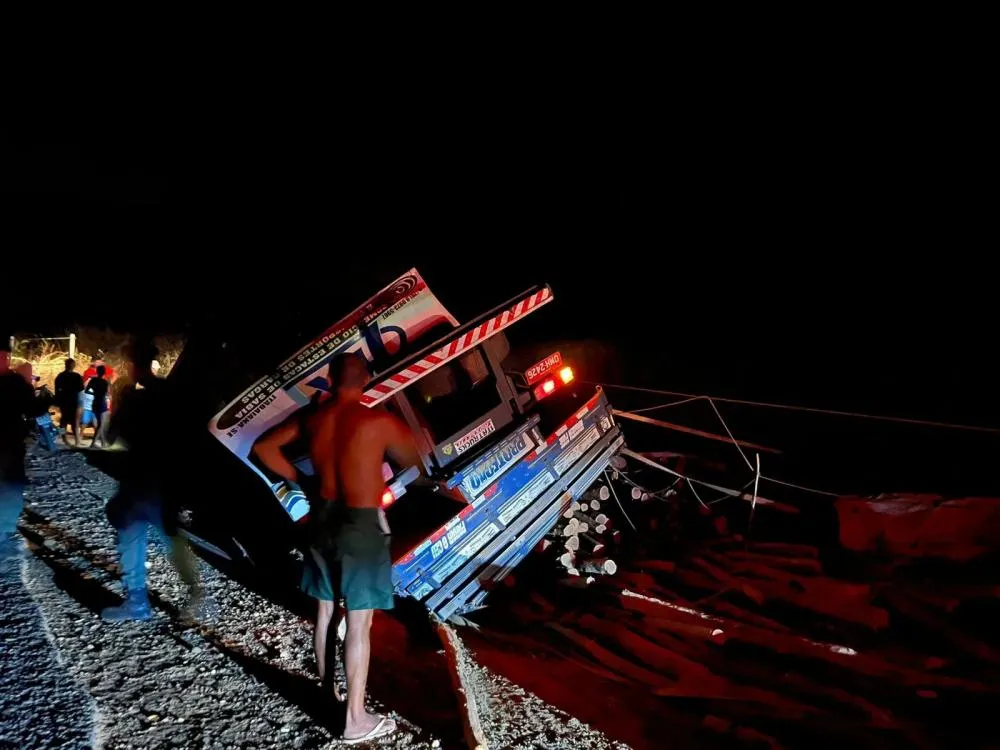 Caminhão carregado de madeira tomba após motorista perder o controle da direção