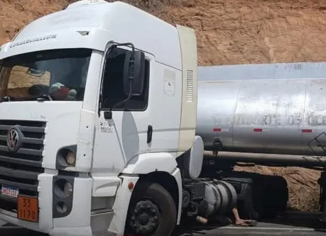 Caminhão-tanque fica “atravessado” na CE-469