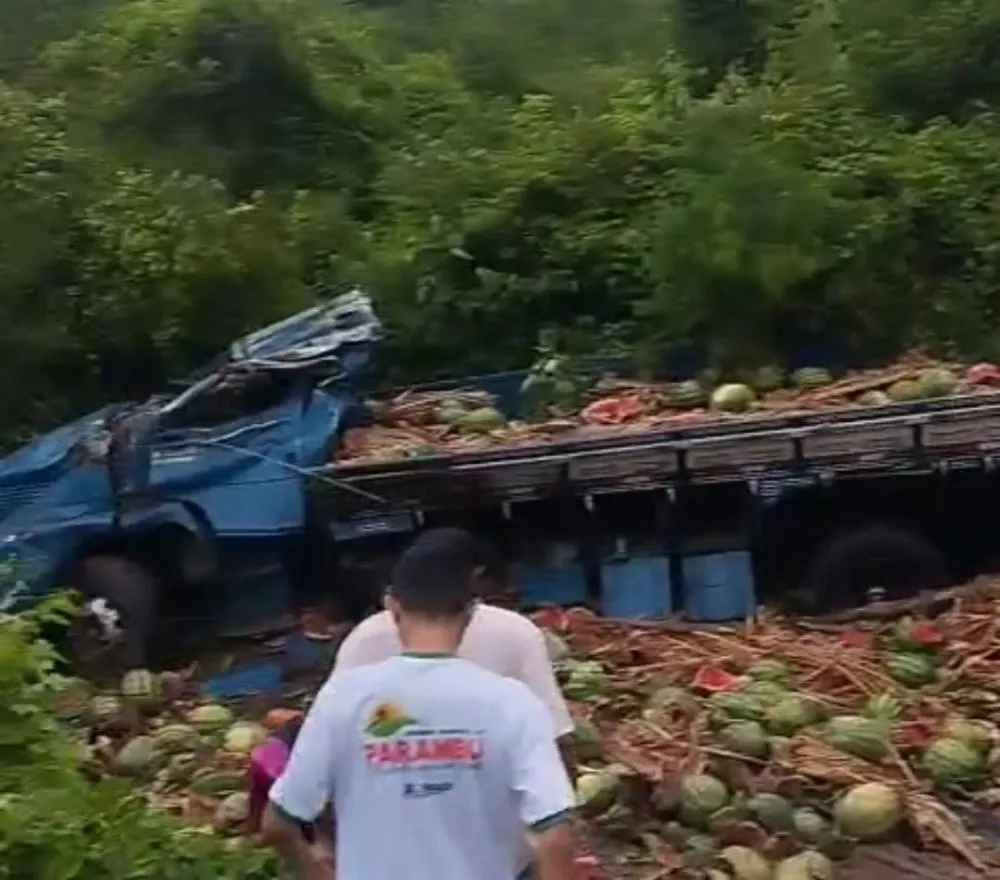 Caminhão capota em uma ladeira na BR-020