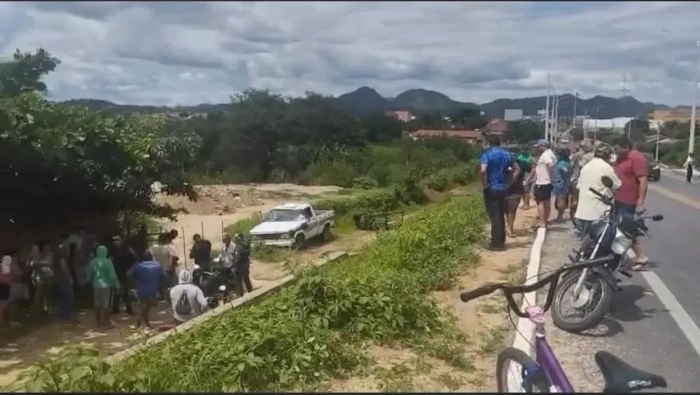 Carro apresenta falha mecânica e capota