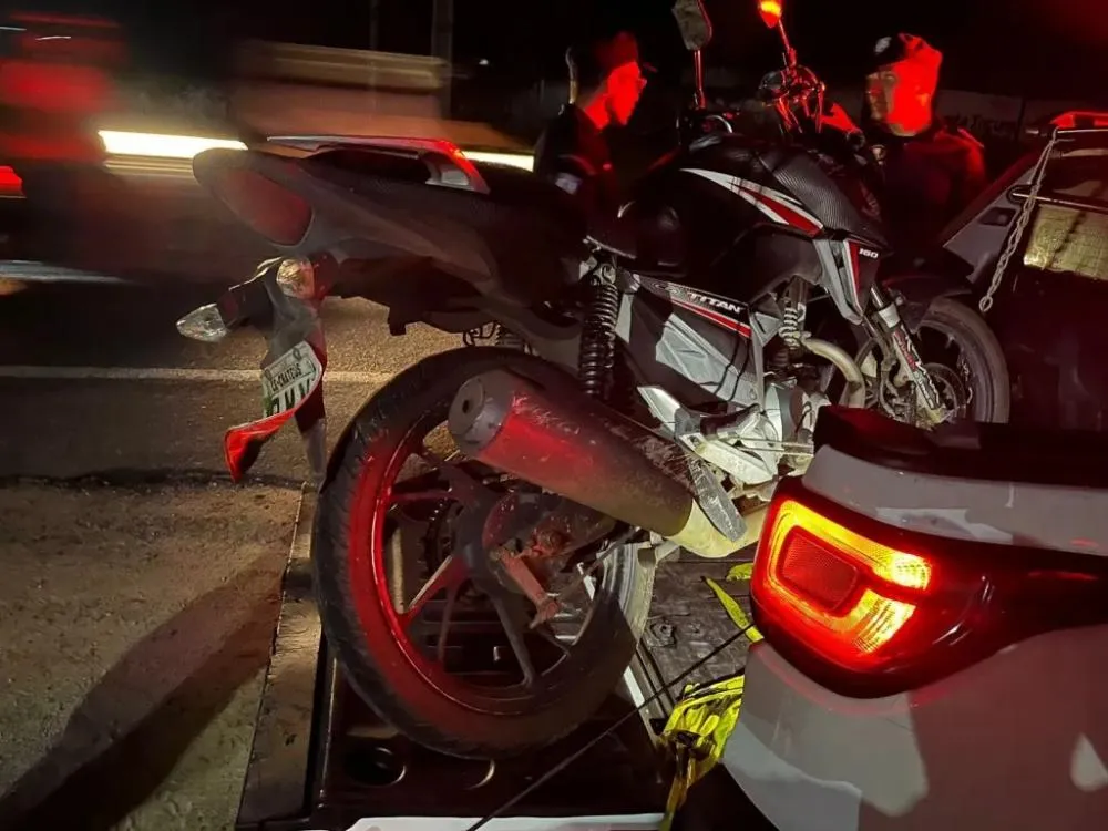 Colisão entre carro e motocicleta deixa pessoas feridas