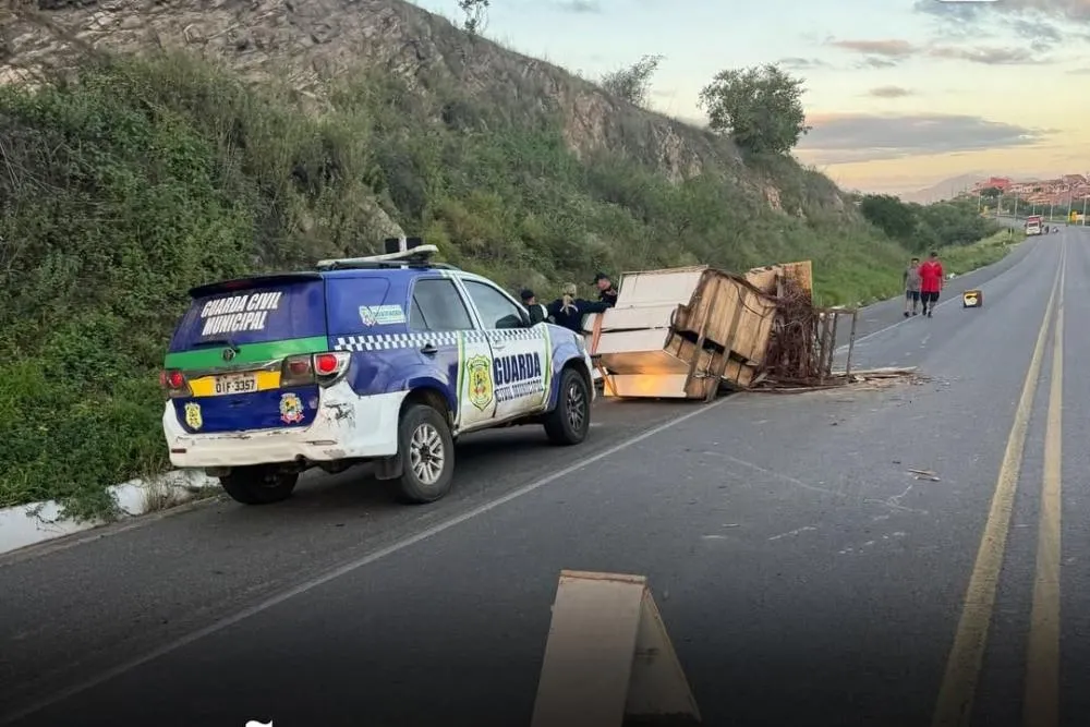 Paredão de som “desengata” e fica parcialmente destruído na BR-020