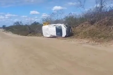 Homem morre e mulher fica em estado grave após colisão entre carro e moto