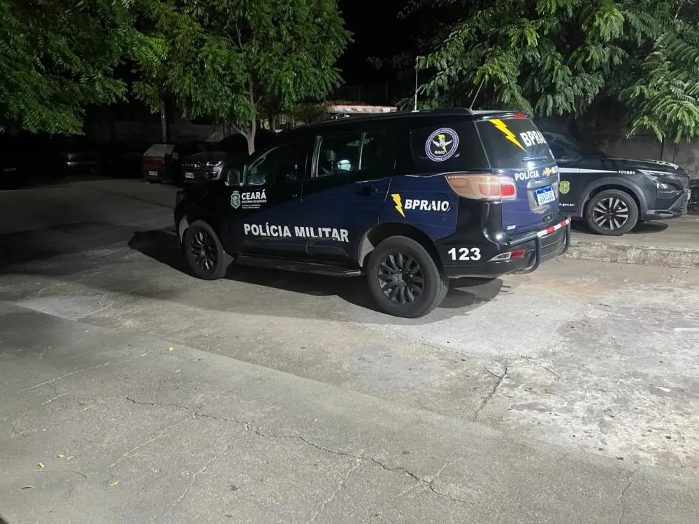 Homem é preso após ameaçar mulheres com uma foice