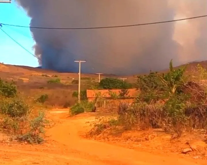 Incêndio continua e bombeiros tem dificuldades para controlar o fogo