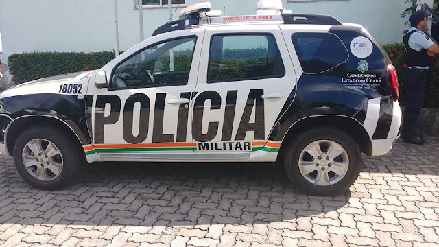 Trio assalta lanchonete e rouba cinco smartphones em Crateús