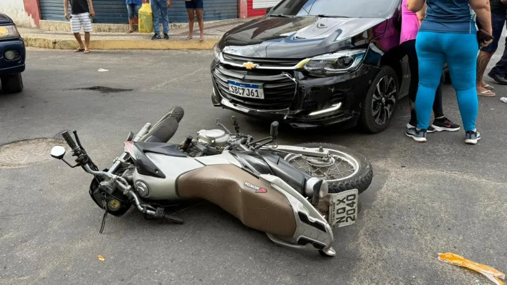 Acidente envolve carro e moto no centro da cidade