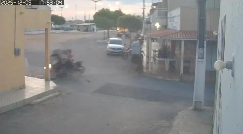 Colisão entre motos deixa duas pessoas feridas