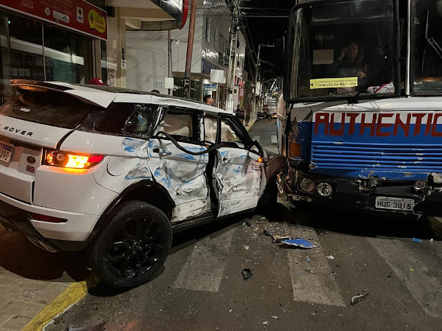 Ônibus e carro colidem em cruzamento no centro de Santa Quitéria durante a madrugada