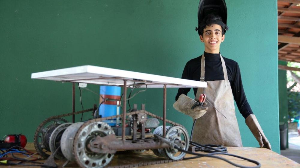 Aluno do CE cria robô semeador para ajudar agricultura da própria cidade e é premiado nacionalmente