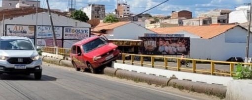 Motorista perde o controle do carro e por pouco não cai embaixo da ponte em Boa Viagem